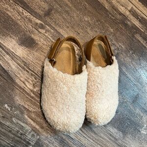 Toddle slip ons size 8